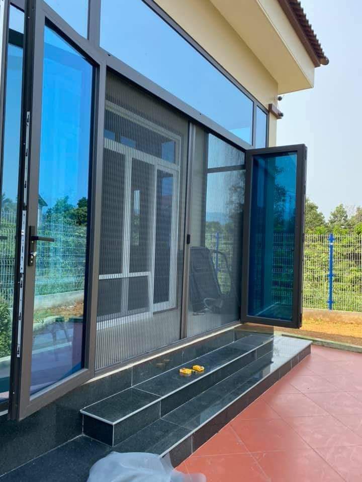 Cửa lưới chống muỗi dạng xếp có bánh xe đồng Cửa lưới chống muỗi dạng xếp có bánh xe đồng