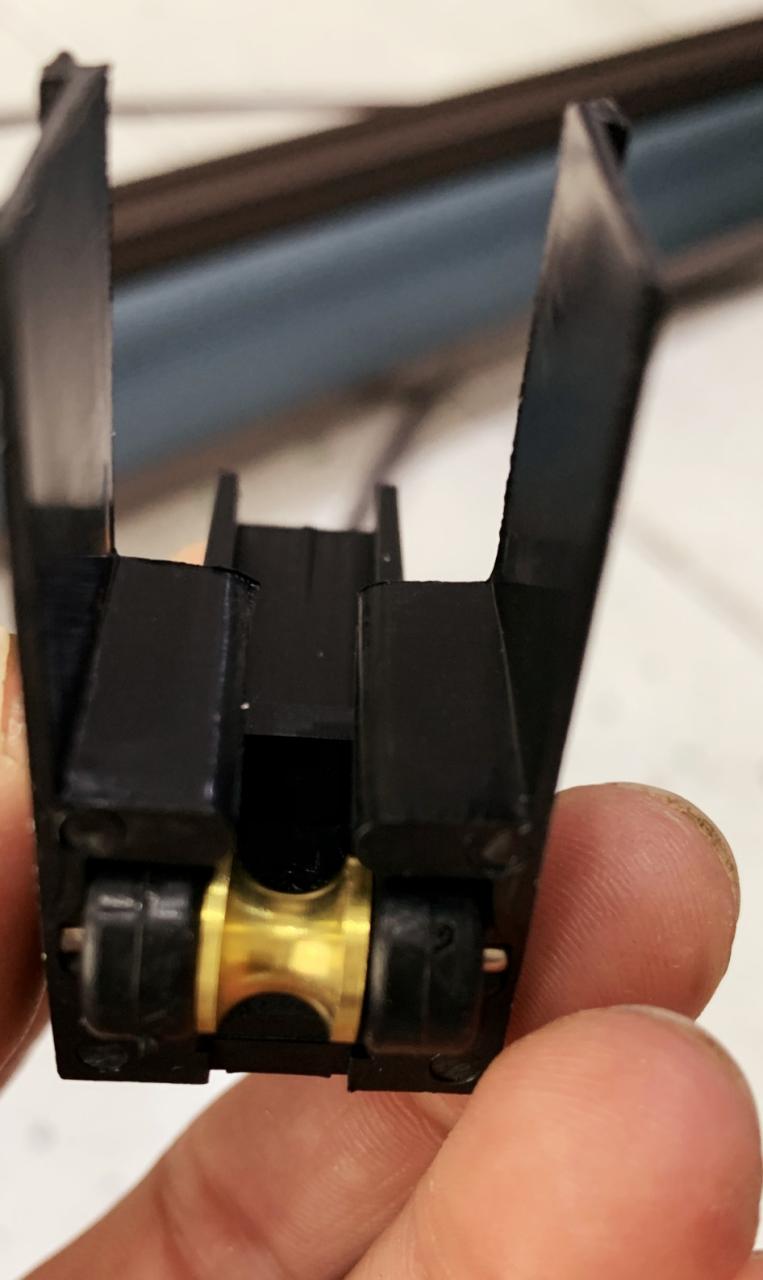 Cửa lưới chống muỗi dạng xếp có bánh xe đồng Cửa lưới chống muỗi dạng xếp có bánh xe đồng