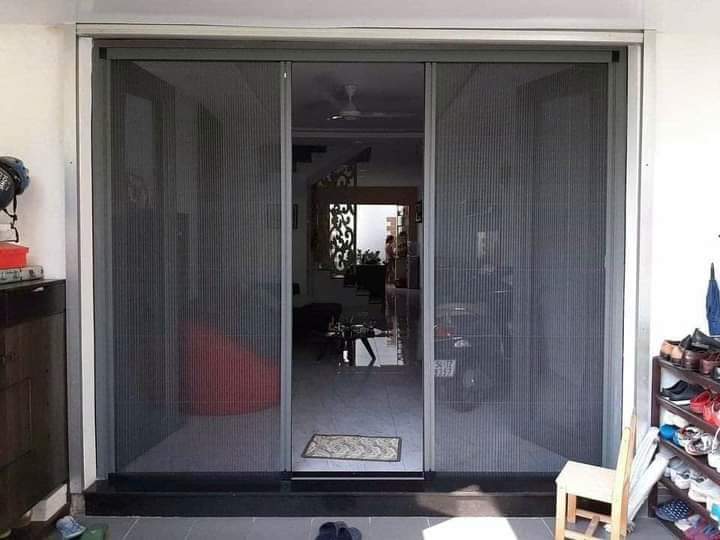 Cửa lưới chống muỗi dạng xếp không ray dưới bánh xe đồng Cửa lưới chống muỗi dạng xếp không ray dưới bánh xe đồng