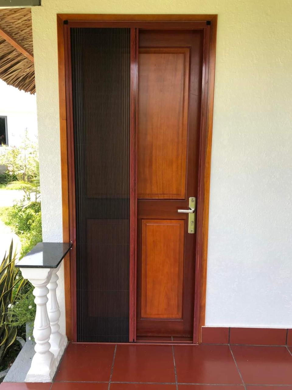 Cửa lưới chống muỗi dạng xếp màu vân gỗ Cửa lưới chống muỗi dạng xếp màu vân gỗ