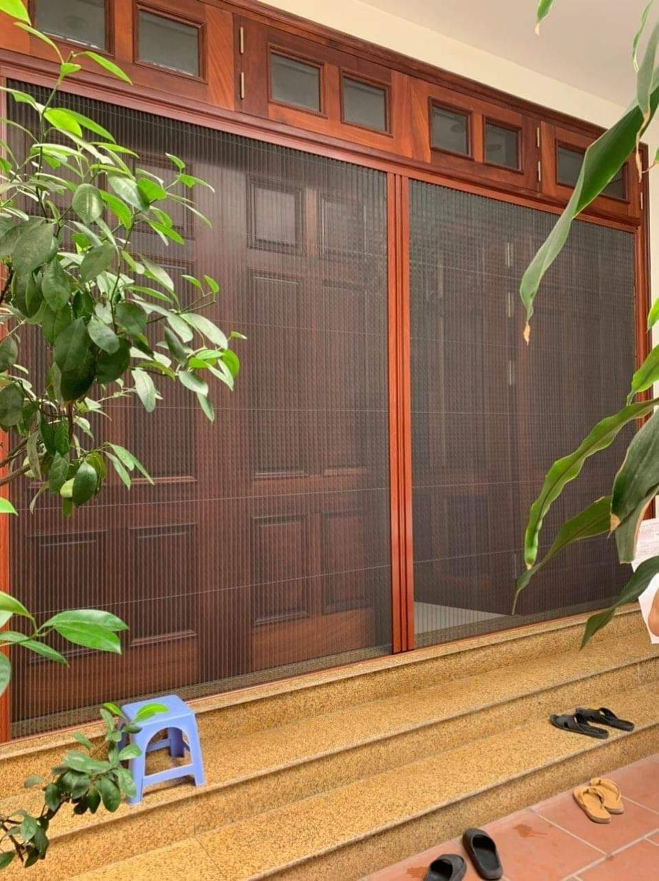 Cửa lưới chống muỗi dạng xếp màu vân gỗ Cửa lưới chống muỗi dạng xếp màu vân gỗ